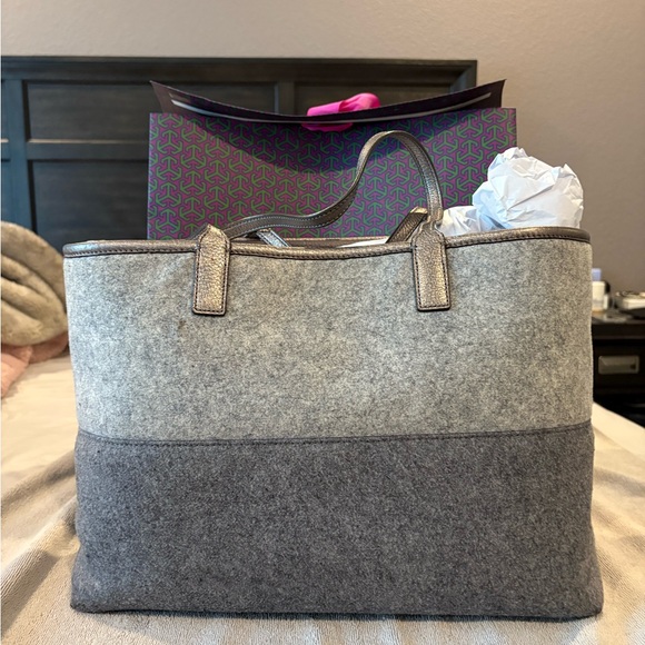 Tory Burch Ashley Shopper/Tote - Picture 2 of 4